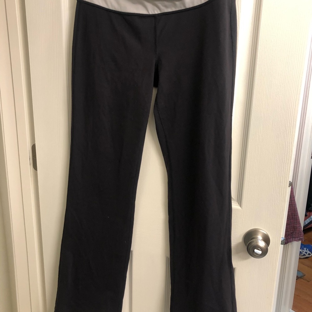 Lululemon sz 10 yoga pants.interior pocket. Cute pattern at waist.